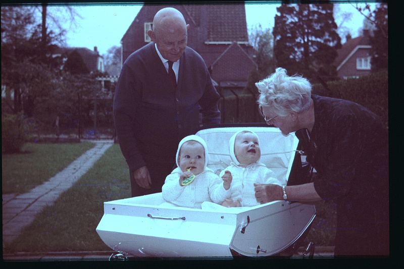 39.Soestdijk apr 1964 Dick,Dien,Brigitte,Marion.JPG